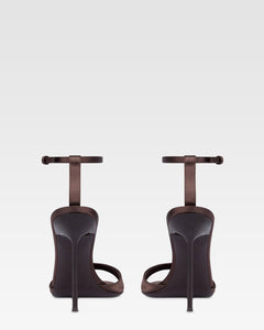 T-Riemchen-Sandalen aus tiefschwarzem Satin mit Nietendetails.