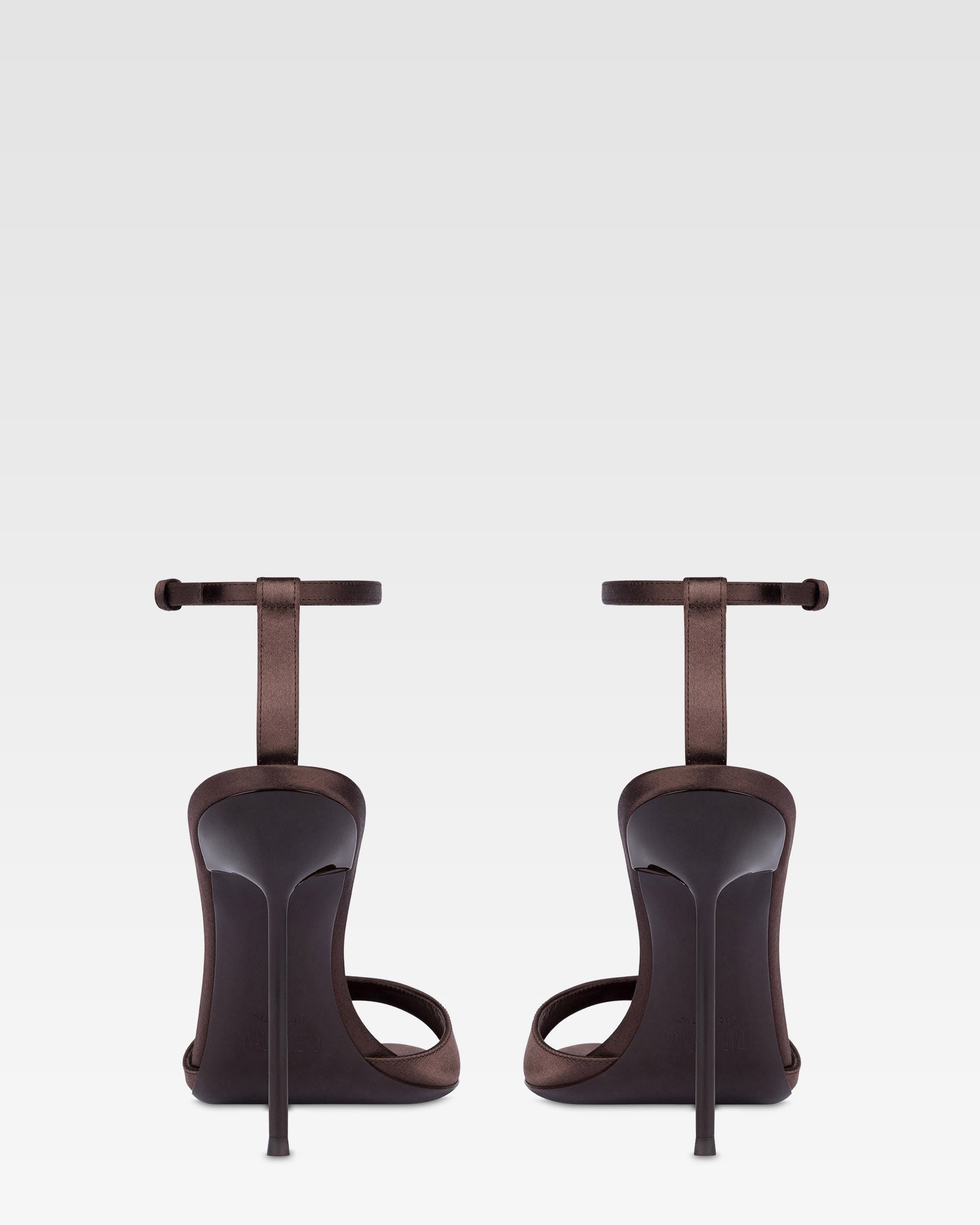 T-Riemchen-Sandalen aus tiefschwarzem Satin mit Nietendetails.