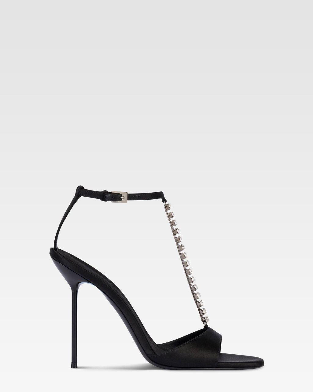 T-Riemchen-Sandalen aus schwarzem Satin mit Nietendetails.