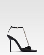 T-Riemchen-Sandalen aus schwarzem Satin mit Nietendetails.