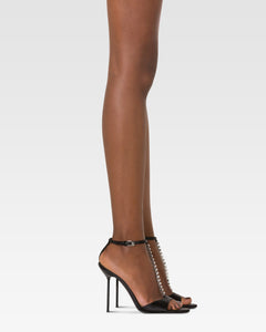 T-Riemchen-Sandalen aus schwarzem Satin mit Nietendetails.