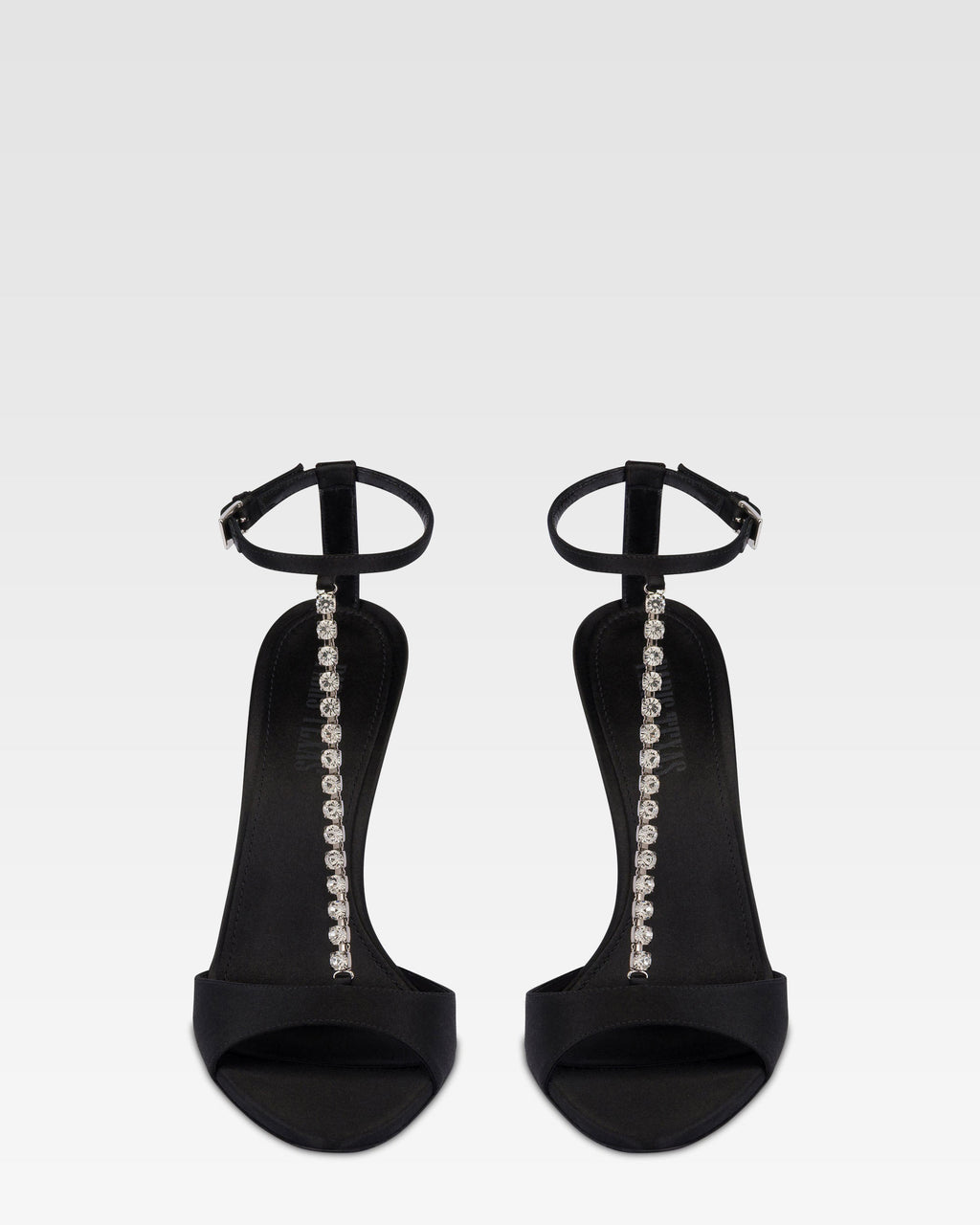 T-Riemchen-Sandalen aus schwarzem Satin mit Nietendetails.