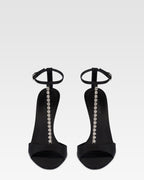 T-Riemchen-Sandalen aus schwarzem Satin mit Nietendetails.