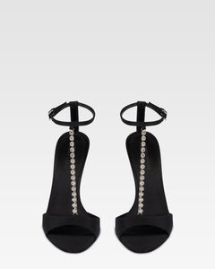 T-Riemchen-Sandalen aus schwarzem Satin mit Nietendetails.