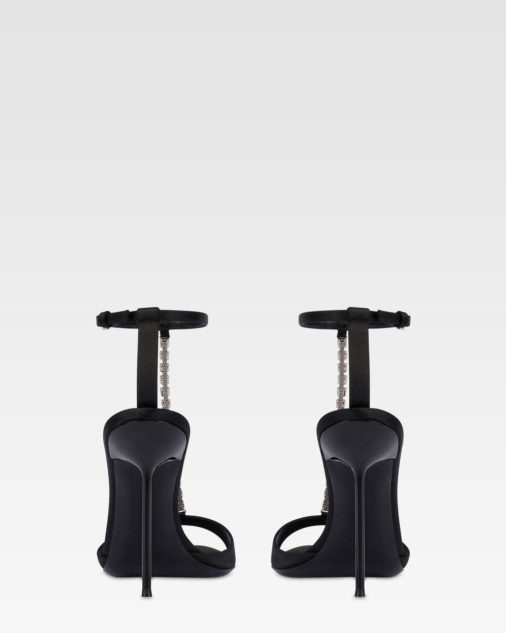 T-Riemchen-Sandalen aus schwarzem Satin mit Nietendetails.