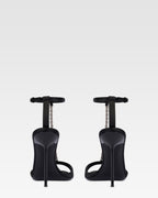 T-Riemchen-Sandalen aus schwarzem Satin mit Nietendetails.