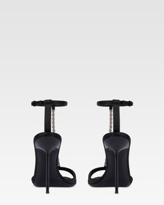 T-Riemchen-Sandalen aus schwarzem Satin mit Nietendetails.