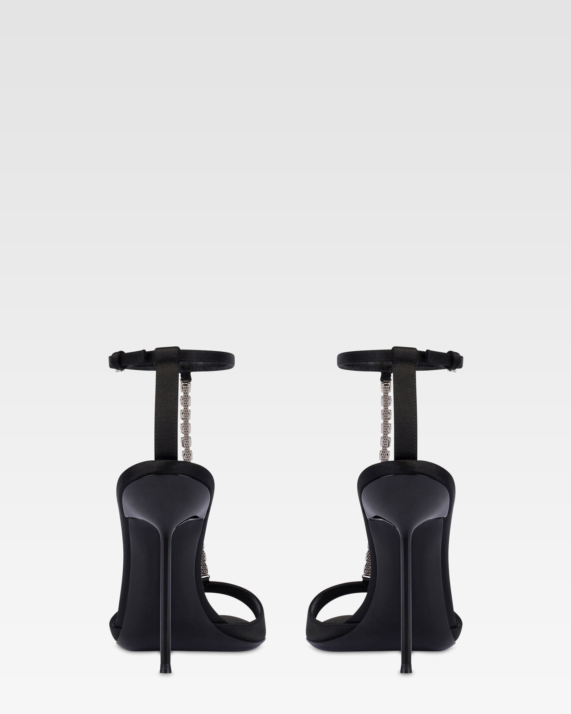 Sandalias esclavas de saten de color negro con tachuelas.