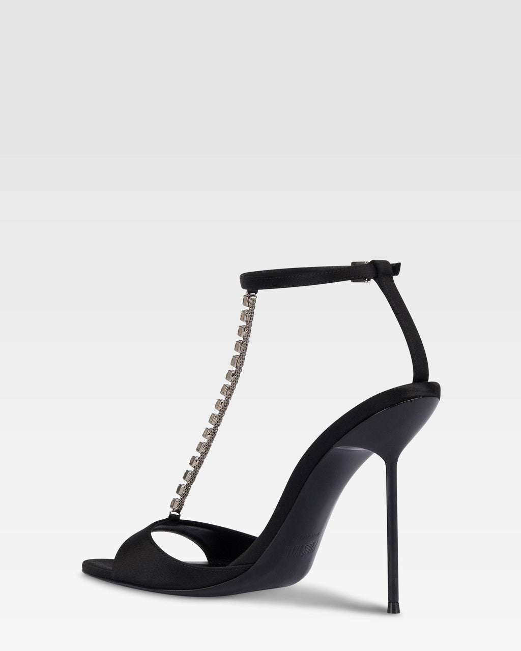 T-Riemchen-Sandalen aus schwarzem Satin mit Nietendetails.