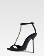 T-Riemchen-Sandalen aus schwarzem Satin mit Nietendetails.