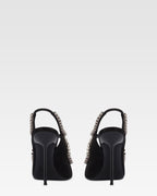 Riemchenpumps aus schwarzem Satin mit Nietendetails.