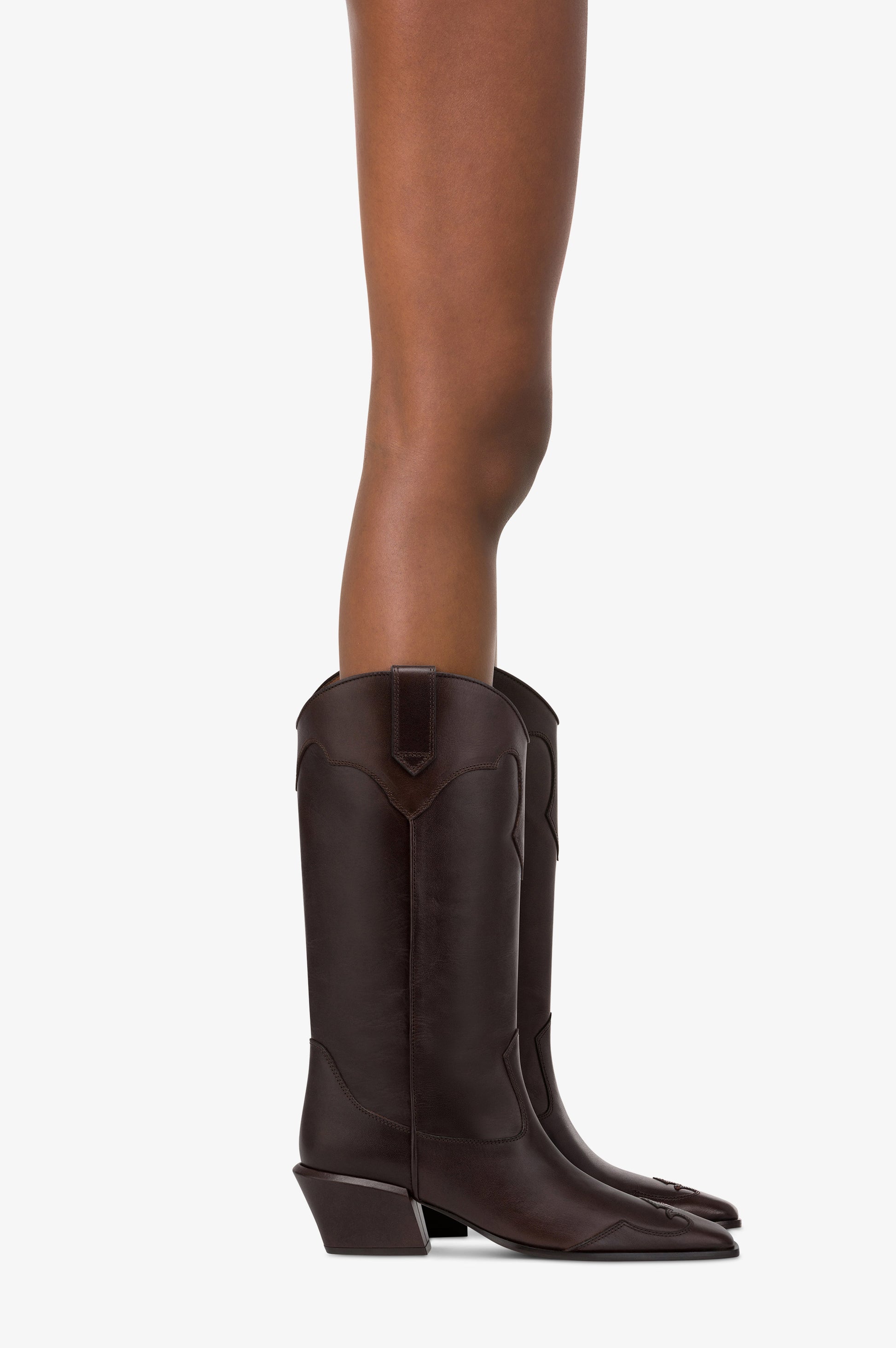 Boots in ebony calf leather.