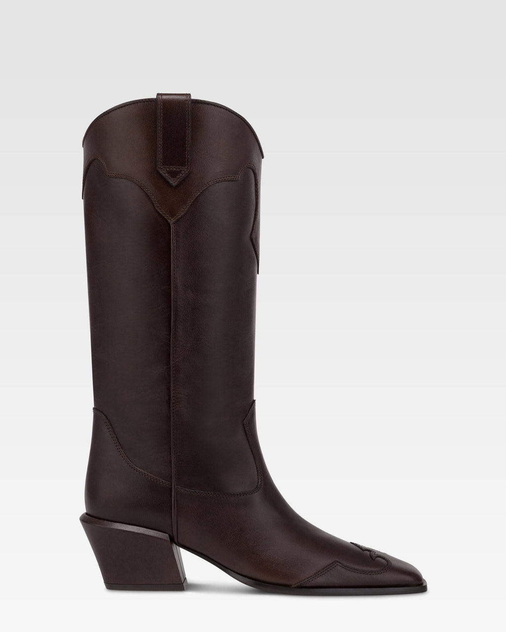 Botas de piel de becerro de color ebano.