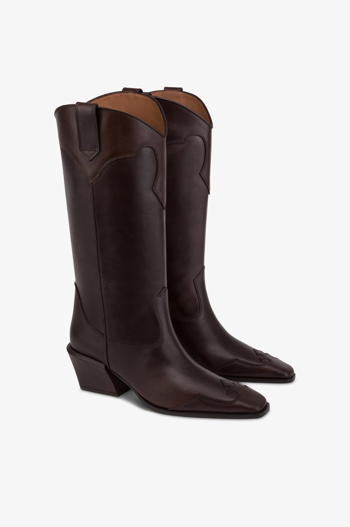 Boots in ebony calf leather.