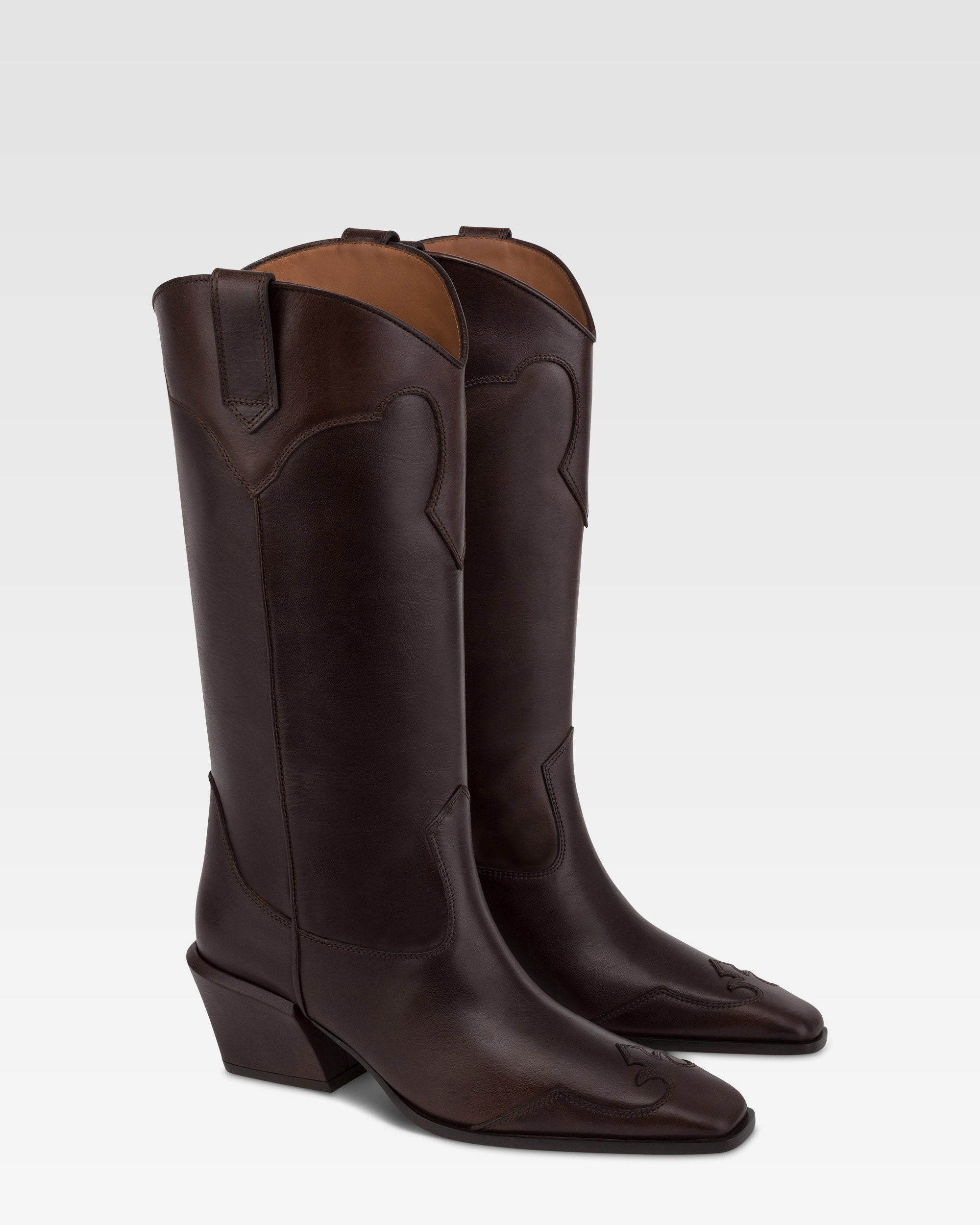 Botas de piel de becerro de color ebano.