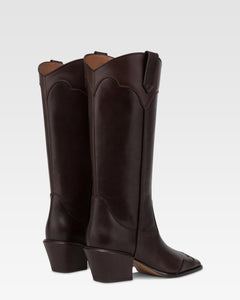 Botas de piel de becerro de color ebano.