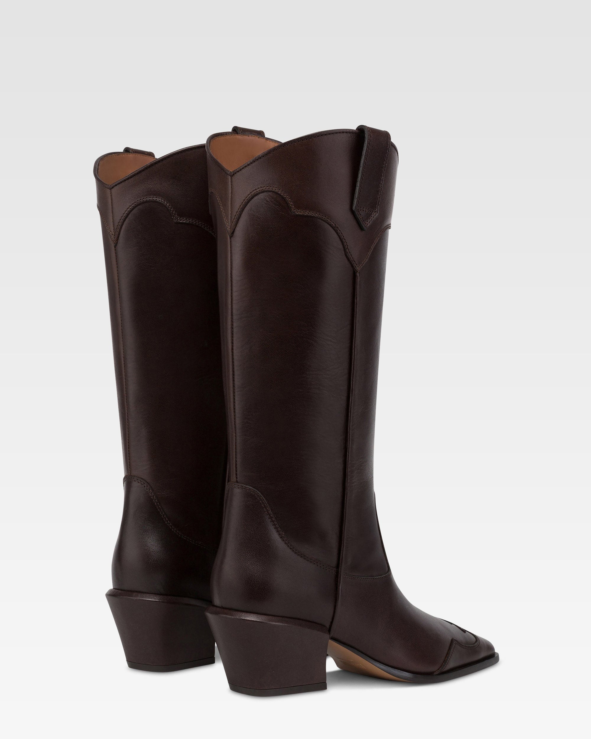 Botas de piel de becerro de color ebano.