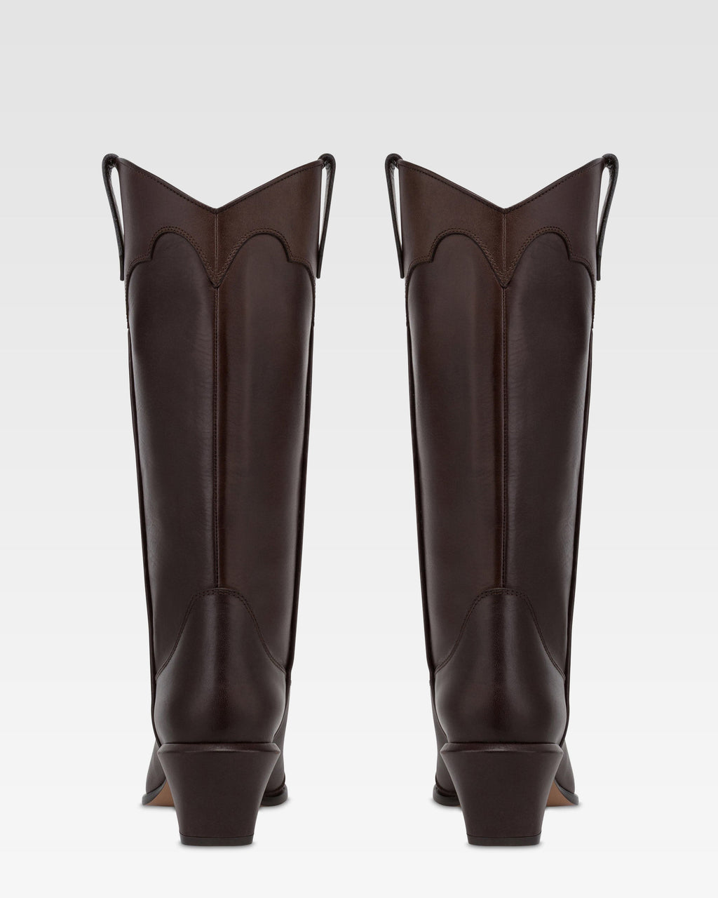 Botas de piel de becerro de color ebano.