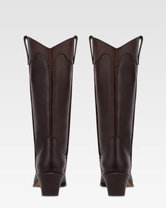 Botas de piel de becerro de color ebano.