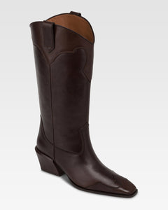 Botas de piel de becerro de color ebano.