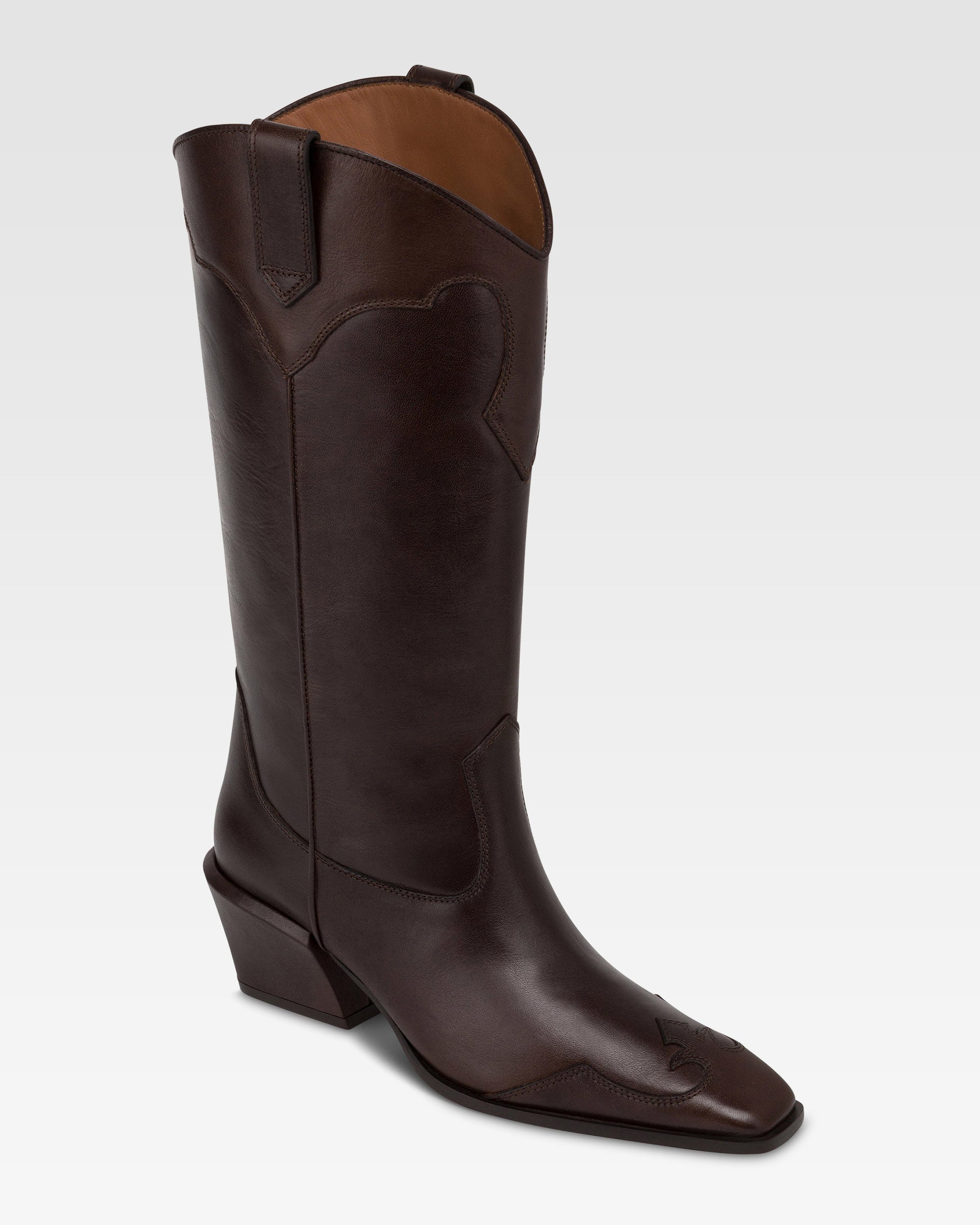 Botas de piel de becerro de color ebano.