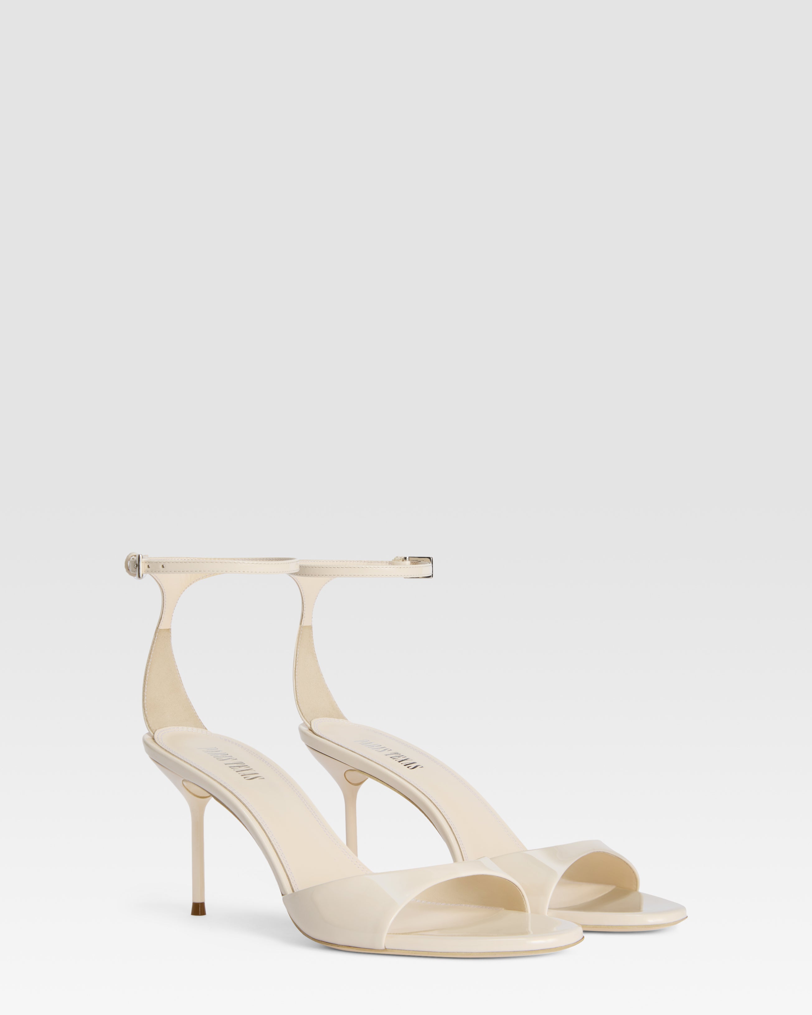 Sandalen mit Knochelriemen aus elfenbeinfarbenem Lackleder