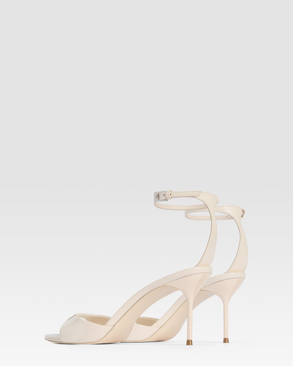 Sandalen mit Knochelriemen aus elfenbeinfarbenem Lackleder