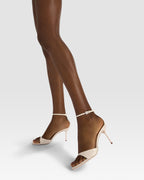 Sandalen mit Knochelriemen aus elfenbeinfarbenem Lackleder