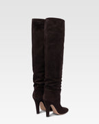 Stiefel aus tiefschwarzem Kalbsveloursleder.