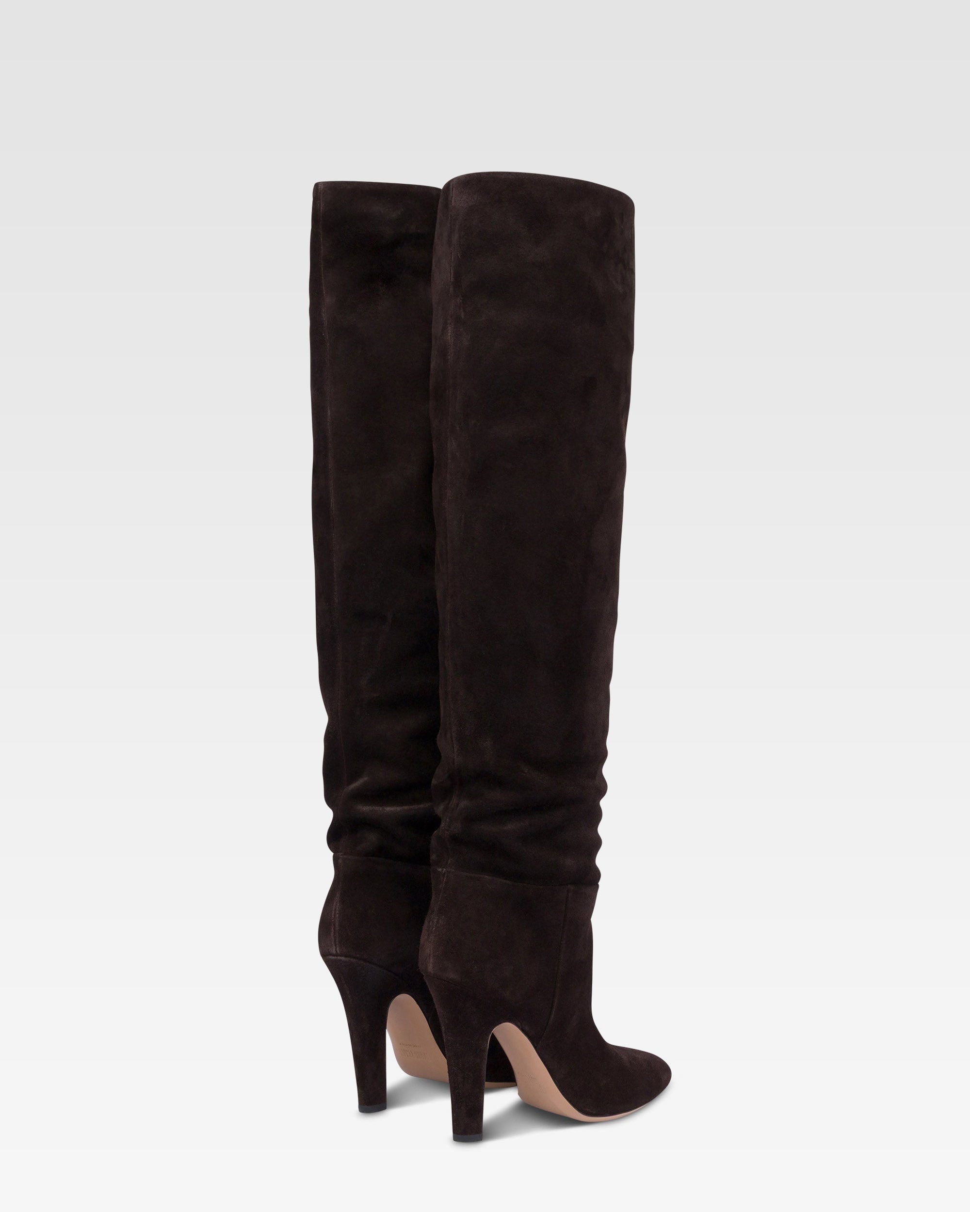 Stiefel aus tiefschwarzem Kalbsveloursleder.