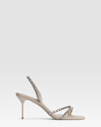 Sandale aus Crepe-Satin mit bestickten Nieten