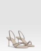 Sandale aus Crepe-Satin mit bestickten Nieten