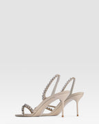 Sandale aus Crepe-Satin mit bestickten Nieten