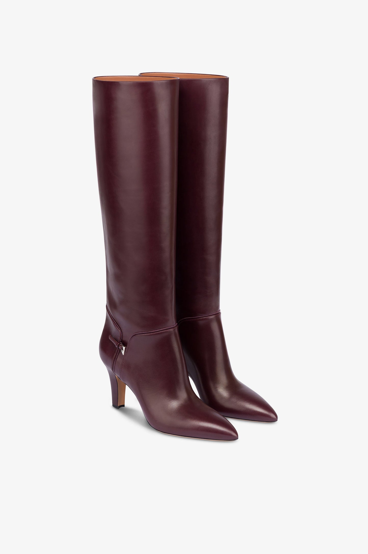 Boots in pinot noir calf leather.