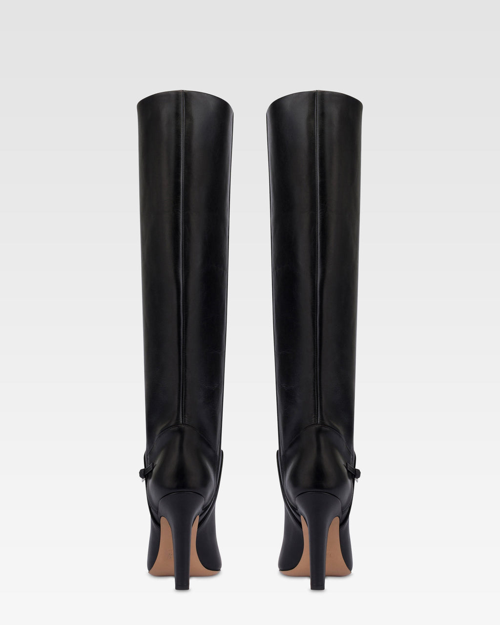 Botas de piel de becerro de color negro.