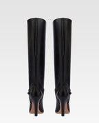 Botas de piel de becerro de color negro.