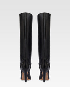 Botas de piel de becerro de color negro.