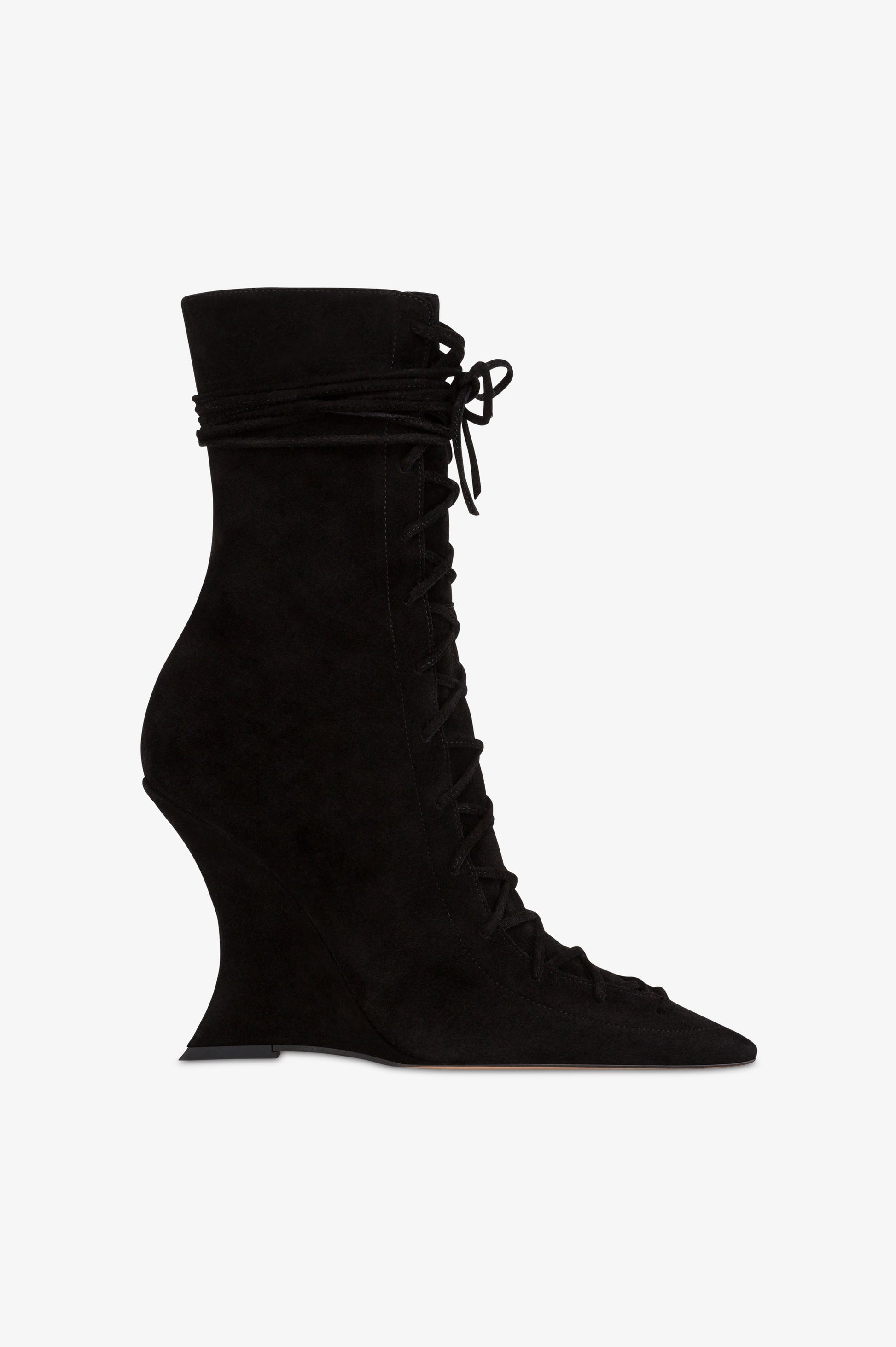 Ankle boots in black calf suede leather.