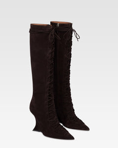 Stiefel aus tiefschwarzem Kalbsveloursleder.