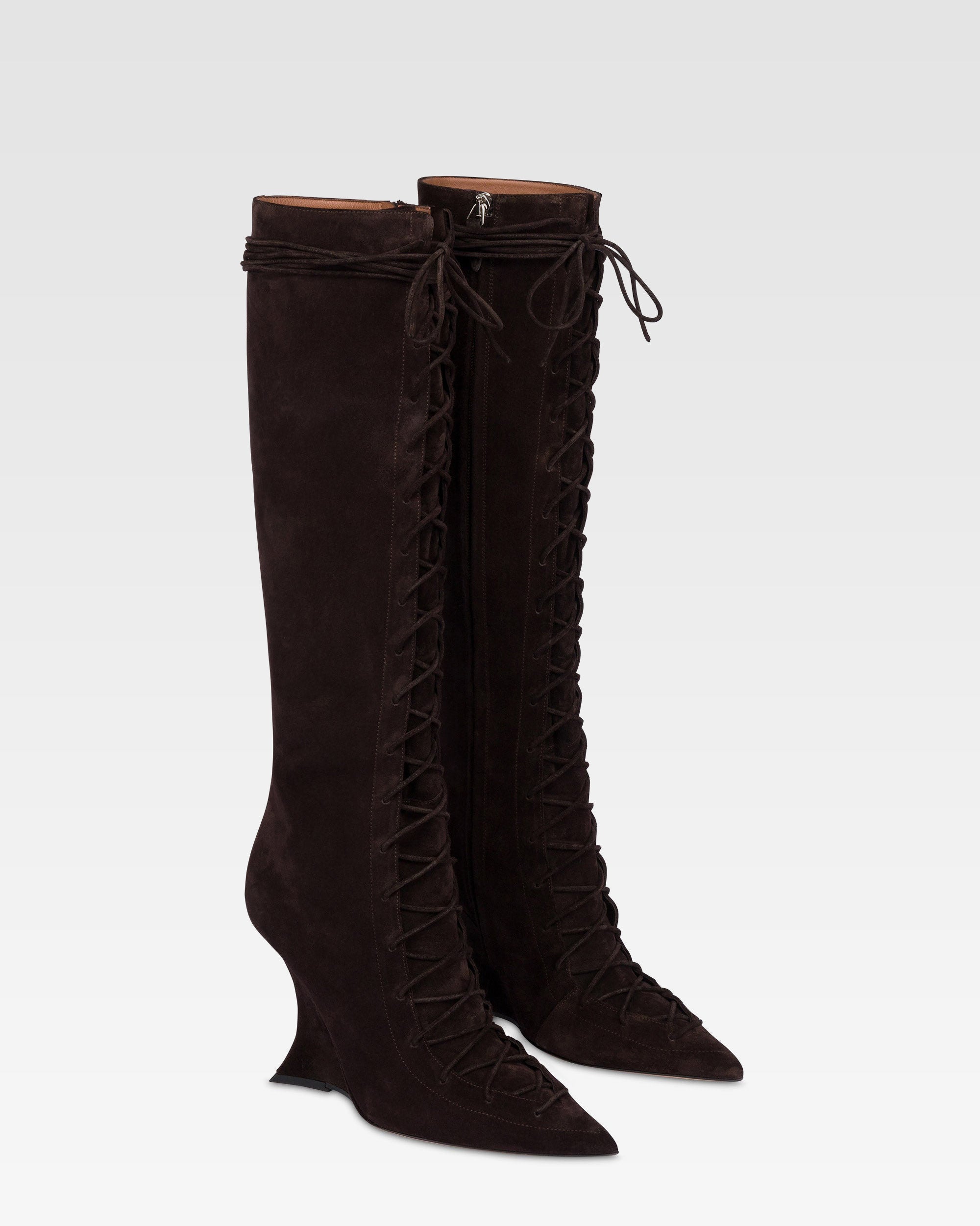 Stiefel aus tiefschwarzem Kalbsveloursleder.