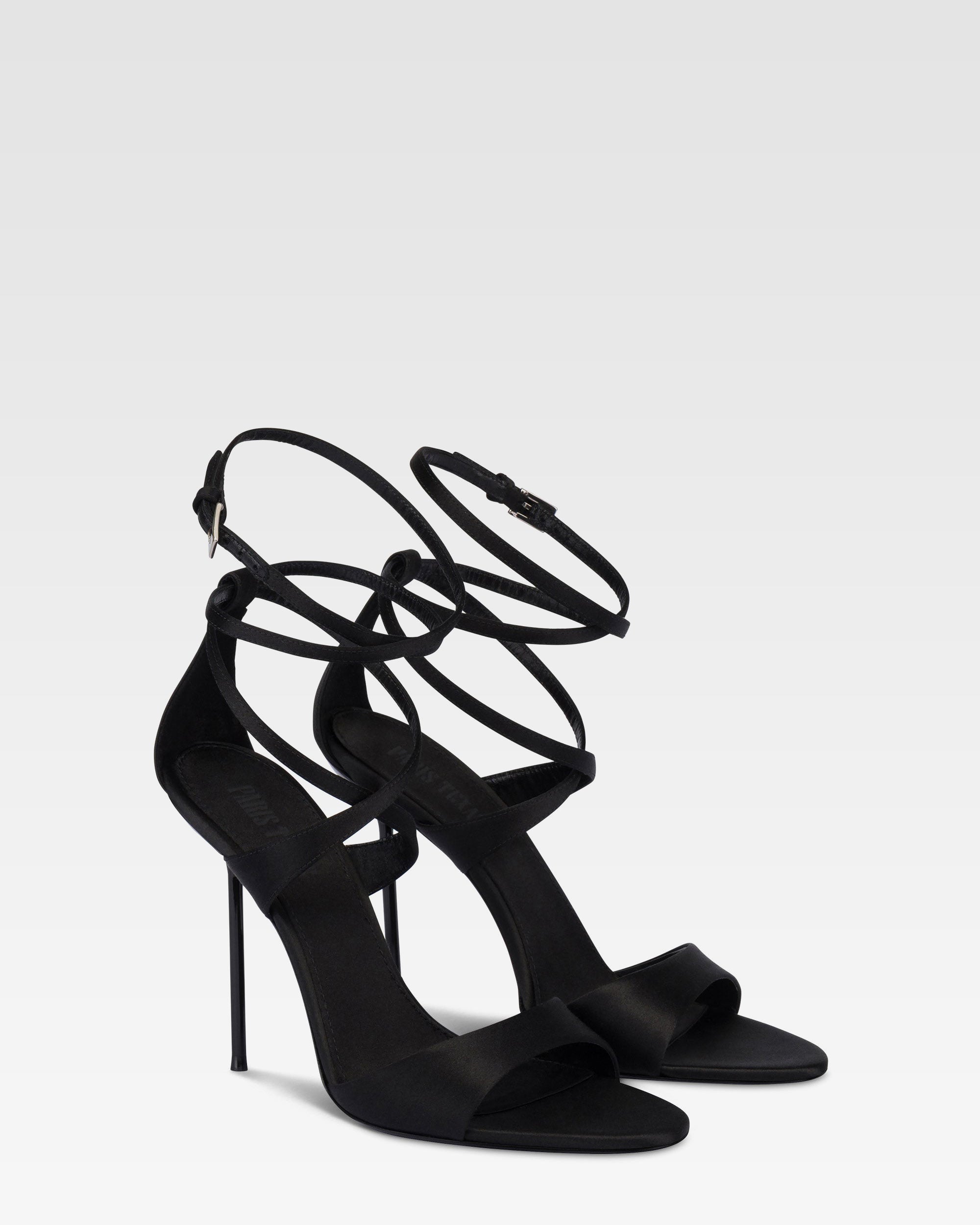 Sandalias con correa tobillera de saten de color negro