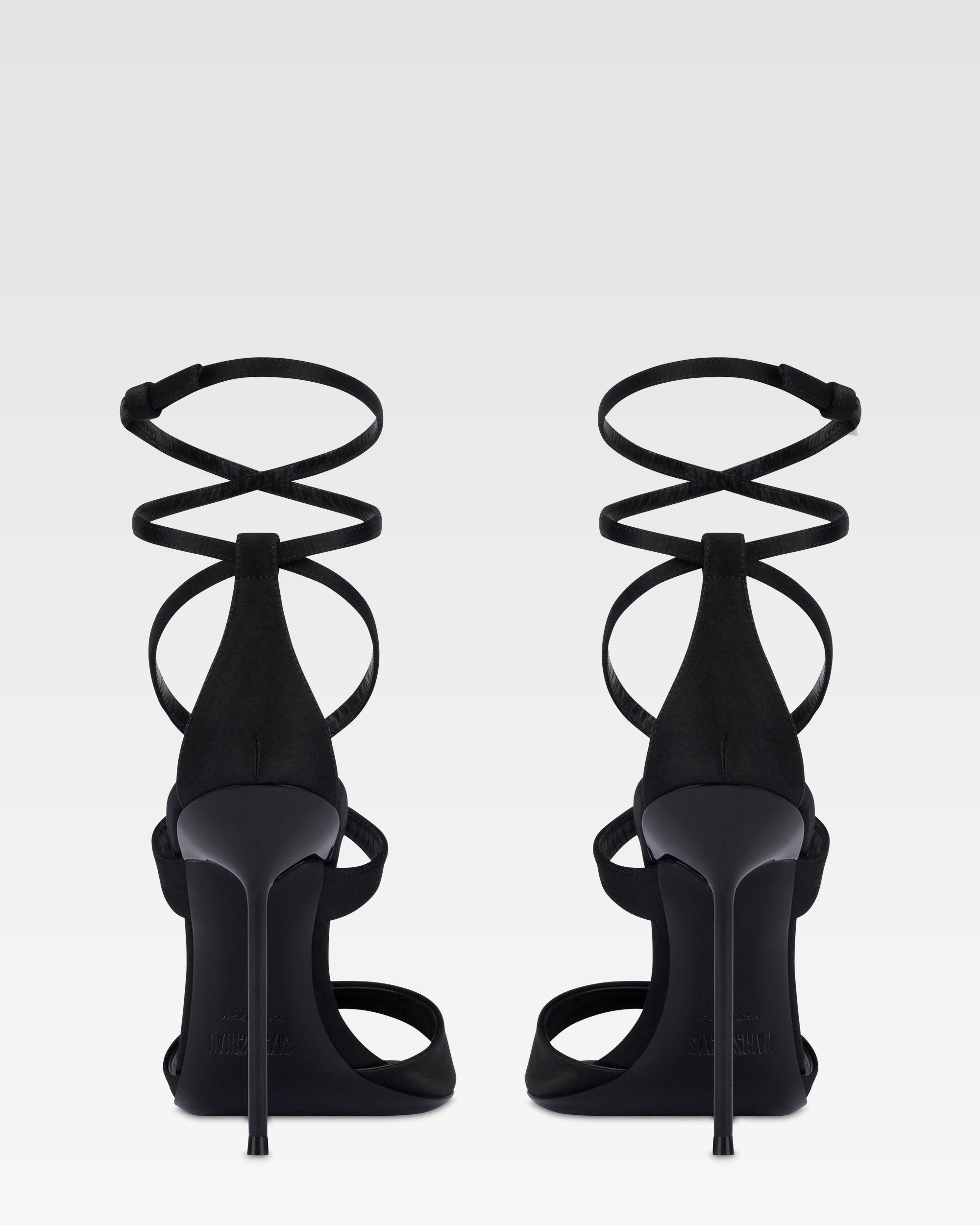 Sandalias con correa tobillera de saten de color negro