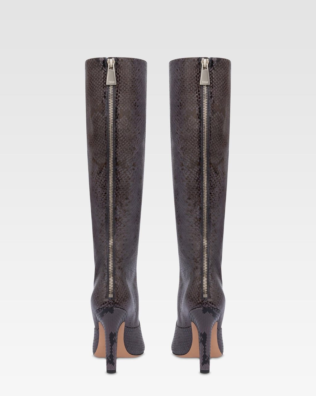 Botas de piel con estampado de serpiente de color ceniza.