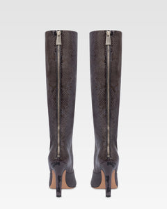 Botas de piel con estampado de serpiente de color ceniza.