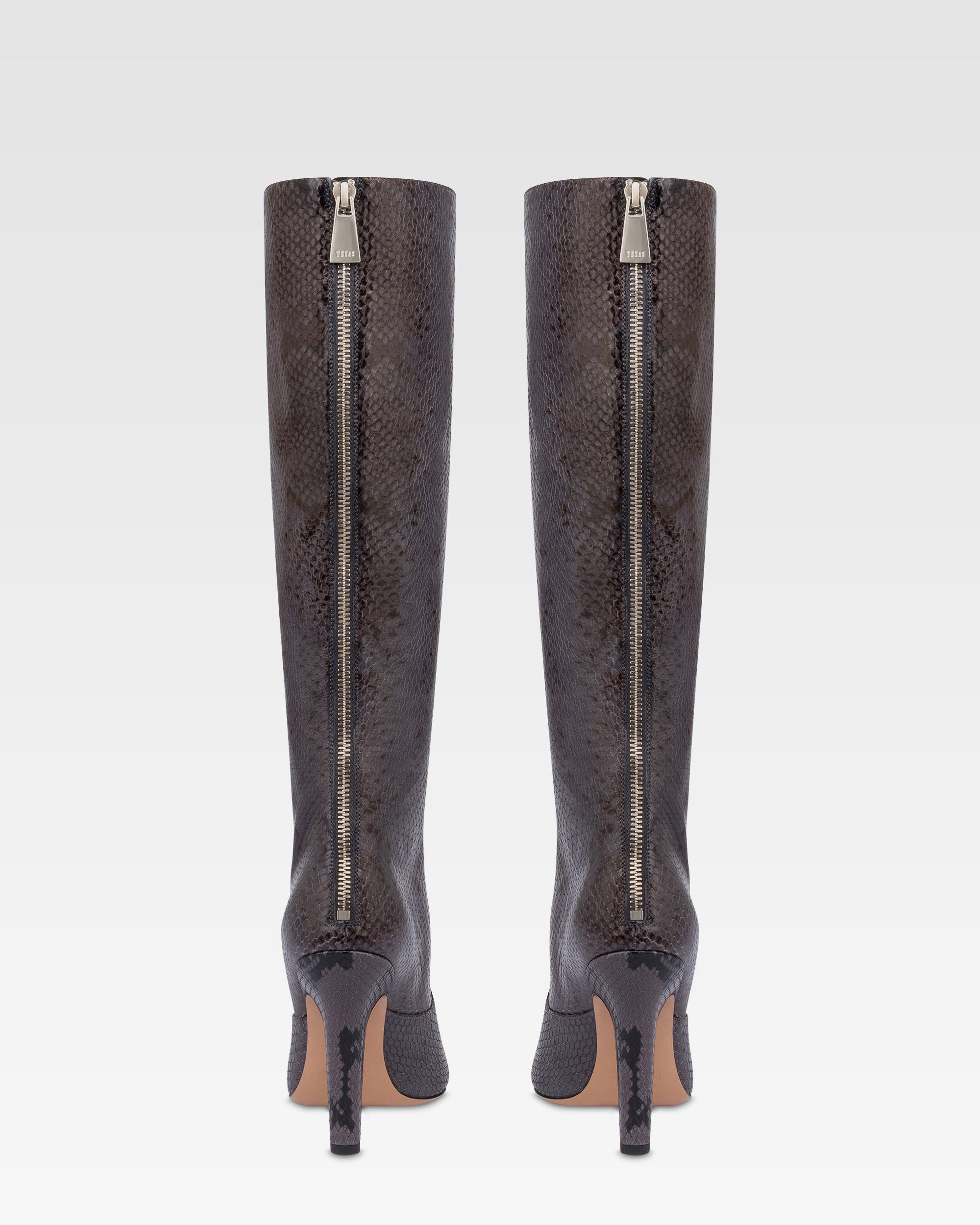 Botas de piel con estampado de serpiente de color ceniza.