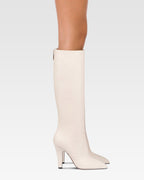 Stiefel aus vanillefarbenem Kalbsleder.