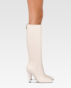 Stiefel aus vanillefarbenem Kalbsleder.