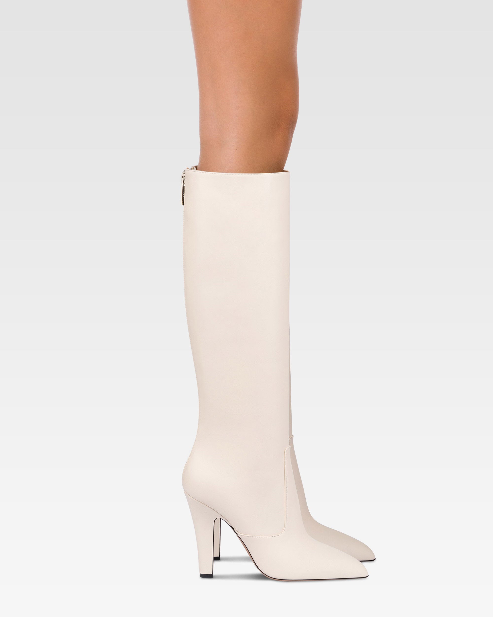 Stiefel aus vanillefarbenem Kalbsleder.