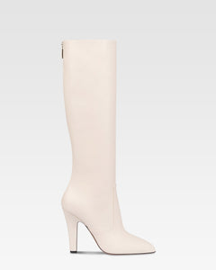 Stiefel aus vanillefarbenem Kalbsleder.