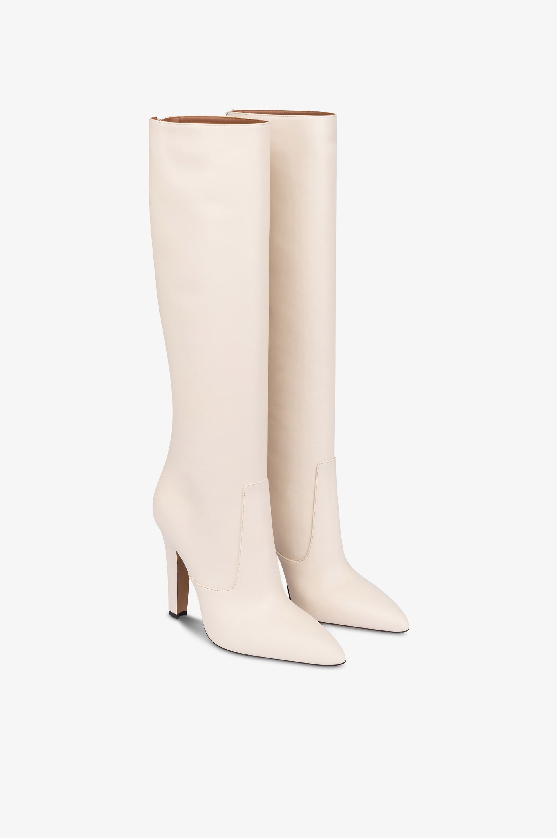 Boots in vanilla calf leather.